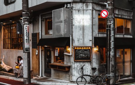 刑侦题材示意画面，夜间路灯下的街角，冷色调画面