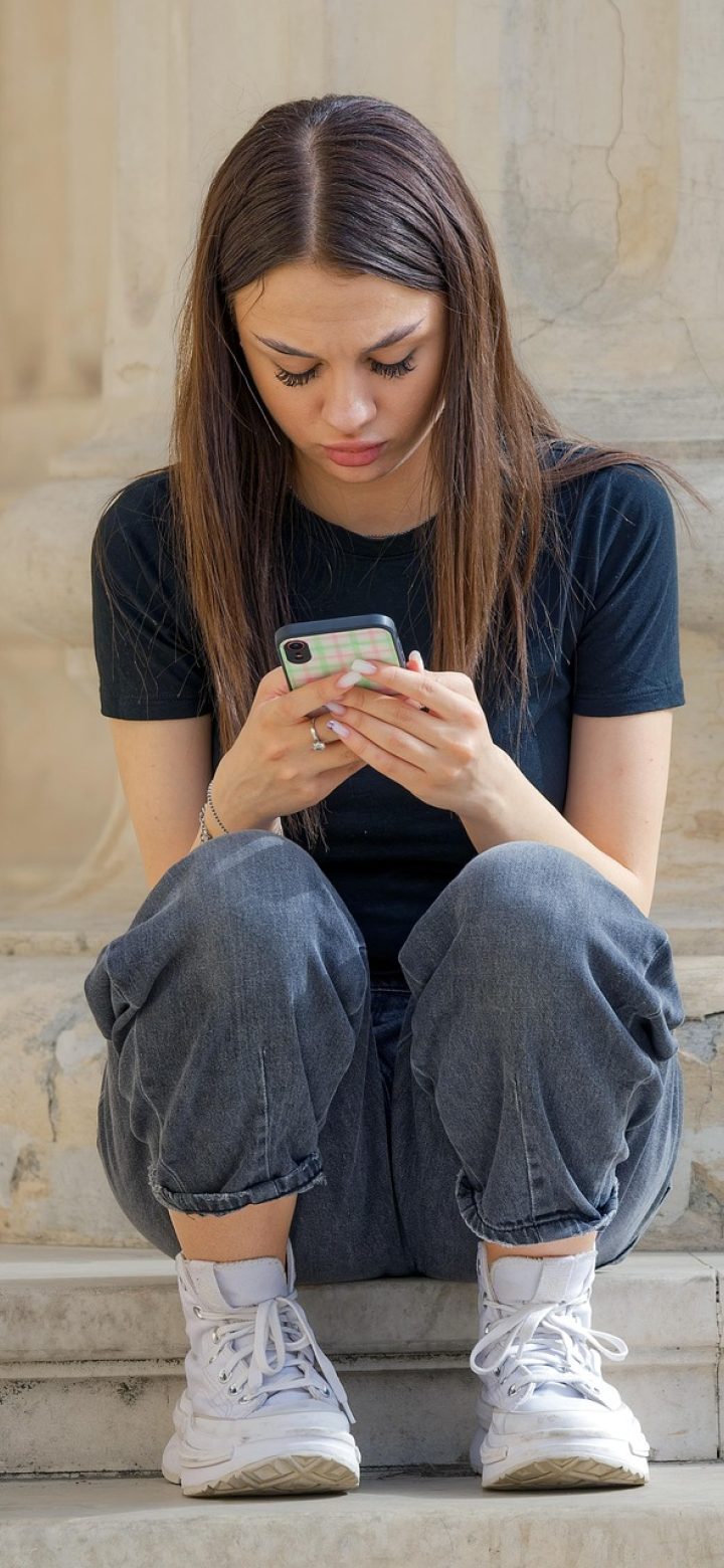 手机竖屏展示九门电视剧免费在线观看 App 的剧集列表界面，深色背景上金色高亮当前选中集数，氛围沉稳